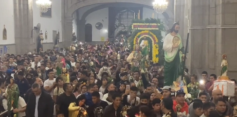 Devotos en la Iglesia de San Hipólito en la Ciudad de México. Foto Twitter @sanhipolitomx