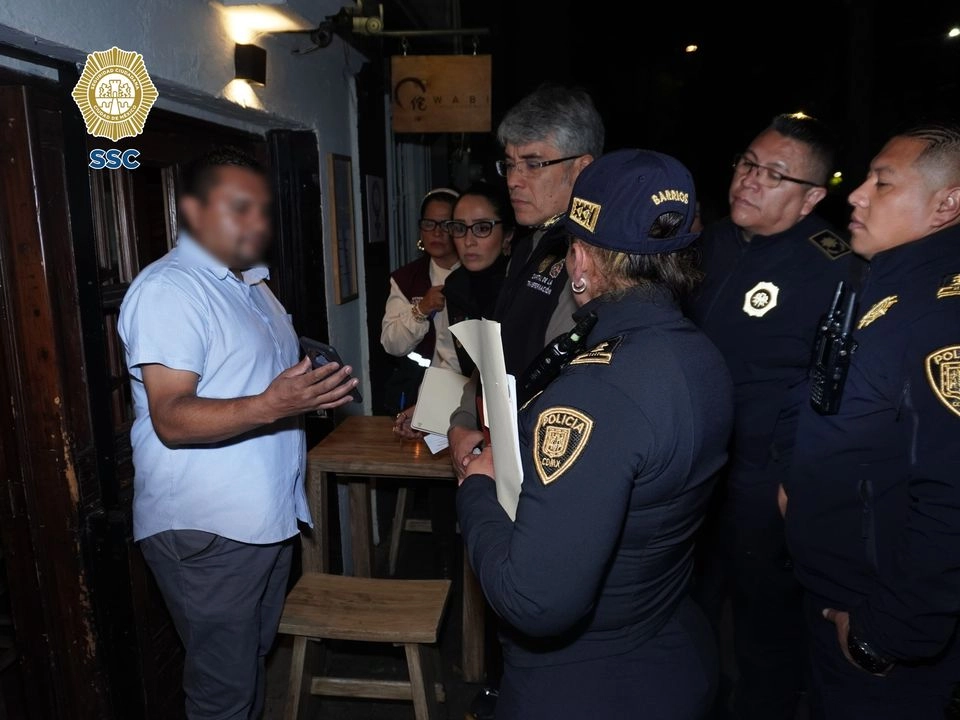 El secretario de Atención y Participación Ciudadana de la Ciudad de México, Tomás Pliego Calvo, durante la visita a un establecimiento que resultó dañado tras la protesta contra la gentrificación.