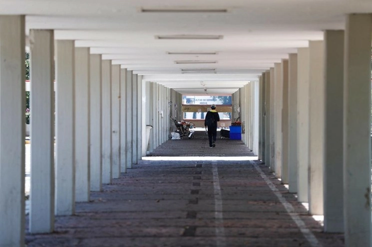 Las instalaciones de Ciudad Universitaria de la UNAM lucen casi vacías ante la propagación del coronavirus COVID-19. Foto Cristina Rodríguez