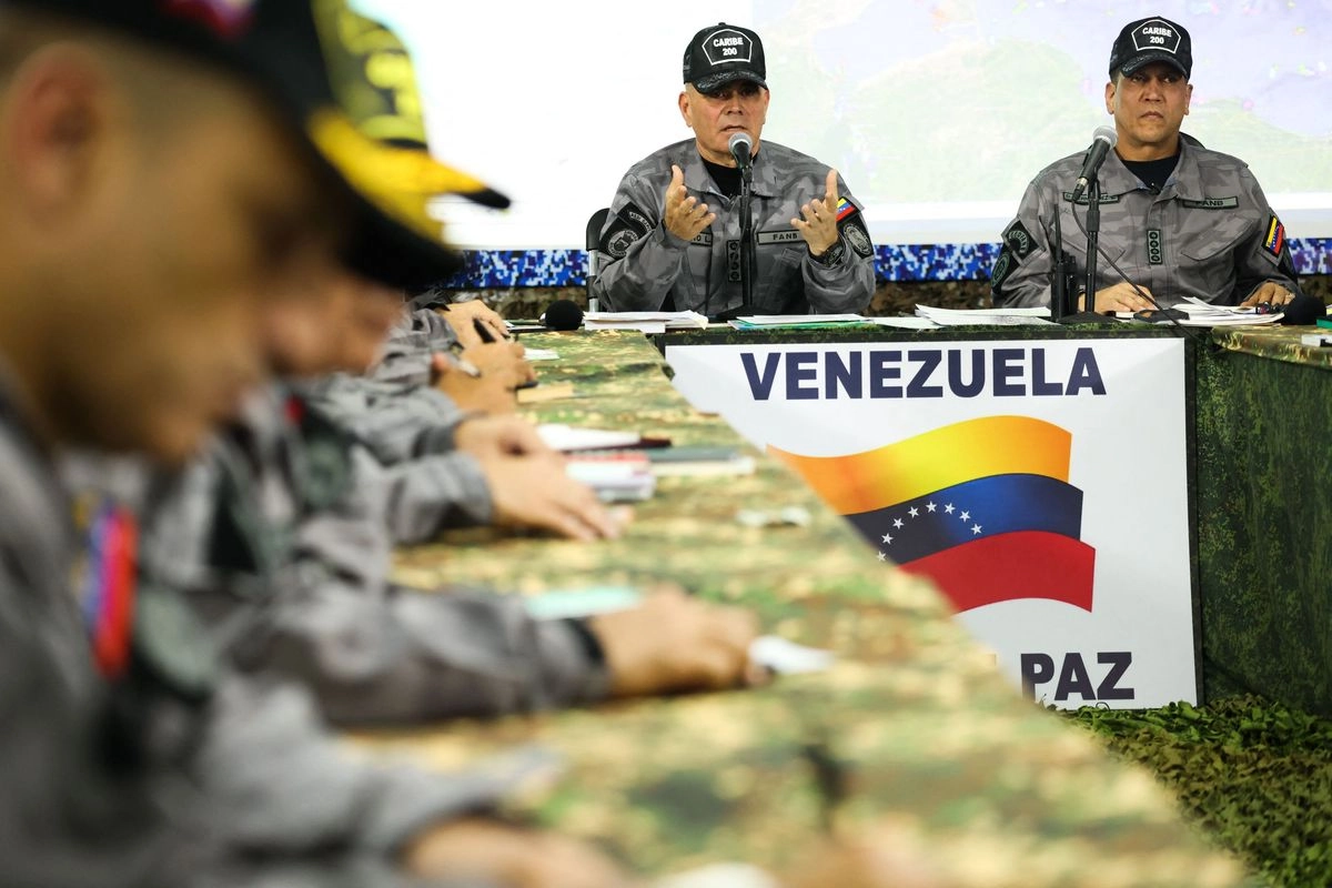 El ministro de Defensa venezolano, Vladimir Padrino (izq.), hablando en una reunión con el Alto Mando Militar en Caracas, el 17 de septiembre de 2025. Foto 