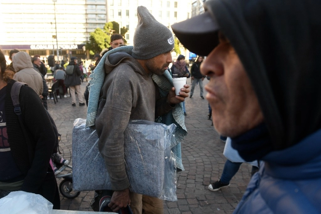 La gente toma un desayuno gratuito servido en un comedor comunitario que se instaló en el Obelisco como protesta contra la política de "higiene y limpieza" del gobierno de la ciudad en Buenos Aires, Argentina, el 14 de mayo de 2024. Foto Ap