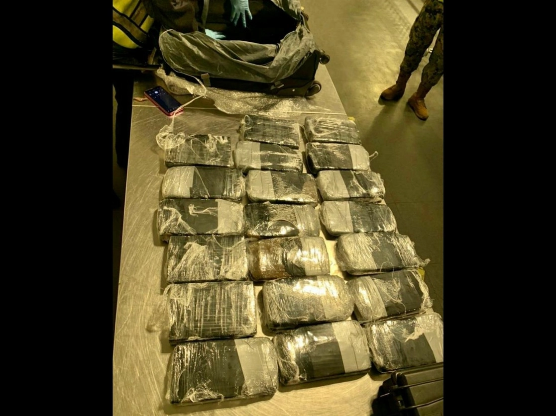 Elementos de la Administración General de Aduanas, en coordinación con la Marina-Armada de México y la Guardia Nacional, realizaron diversos decomisos, entre ellos, de metanfetamina, cocaína, nicotina y hachís en el Aeropuerto Internacional de la Ciudad de México, el 15 de febrero de 2021. Foto tomada del Twitter de @SATMX