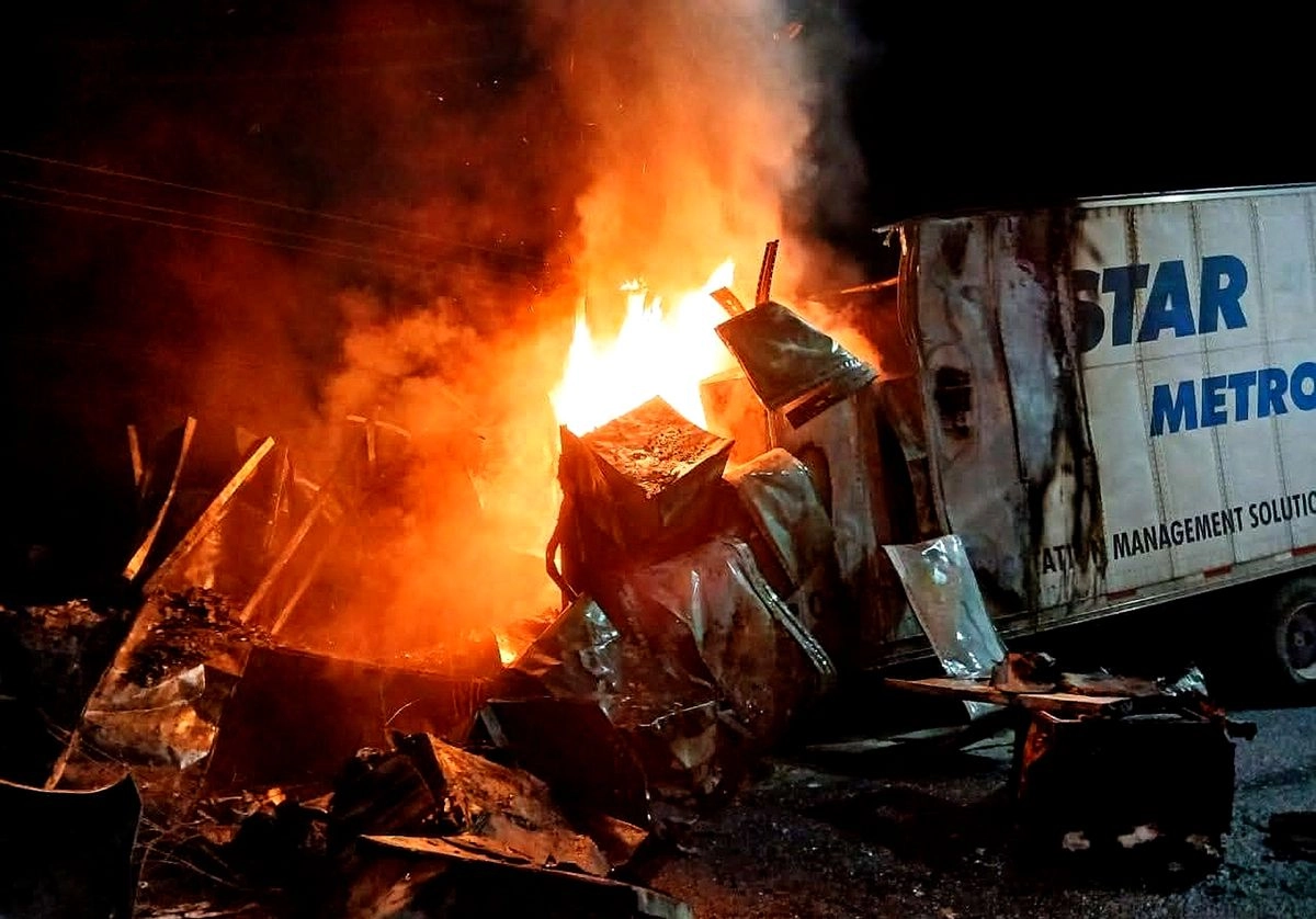 El secretario de Gobierno de Zacatecas, Rodrigo Reyes Mugüerza, dio a conocer que "de manera inmediata", las instituciones que integran la Mesa de Construcción de Paz activaron el Plan Antibloqueos,  para liberar la circulación y reforzar los operativos permanentes en estas zonas para dar con los responsables. Foto