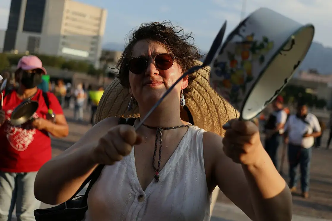 Al finalizar la protesta que duró unas 2 horas, se entregaron machotes, para que los ciudadanos que así lo deseen, interpongan una queja ante la Comisión Estatal de Derechos Humanos. Foto Antonio Ojeda