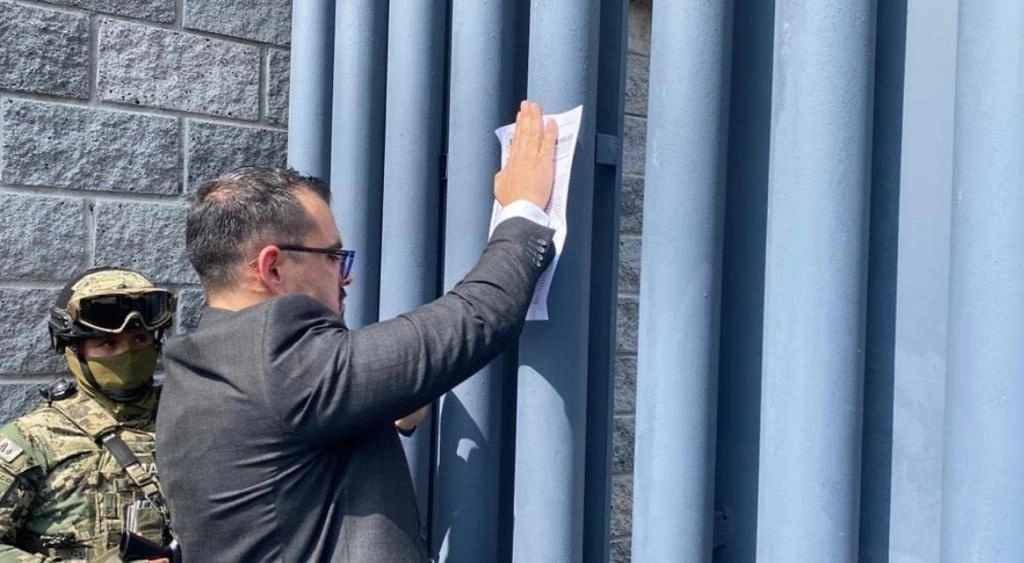 Con apoyo de elementos de la CES y de la Semar, la FECC cumplimentó esta tarde la orden de cateo en la Fiscalía de Morelos. Foto 'La Jornada'