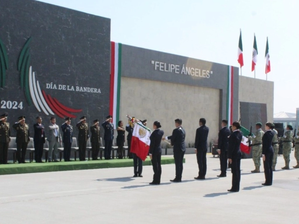 Elementos de la Sedena, Fuerza Aérea y GN, así como estudiantes de Edomex participaron en la ceremonia por el Día de la Bandera, realizada en el AIFA. Foto proporcionada por la Sedena
