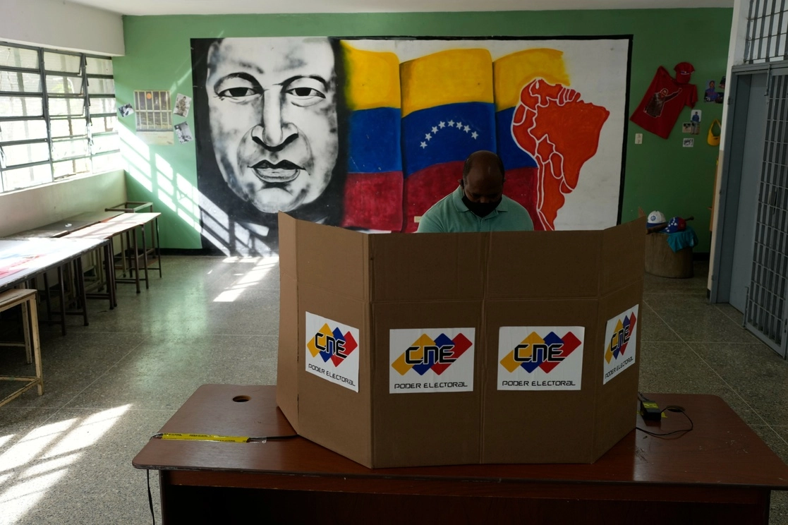 Un hombre emite su voto durante las elecciones regionales en Caracas, Venezuela, el 21 de noviembre de 2021. Foto Ap