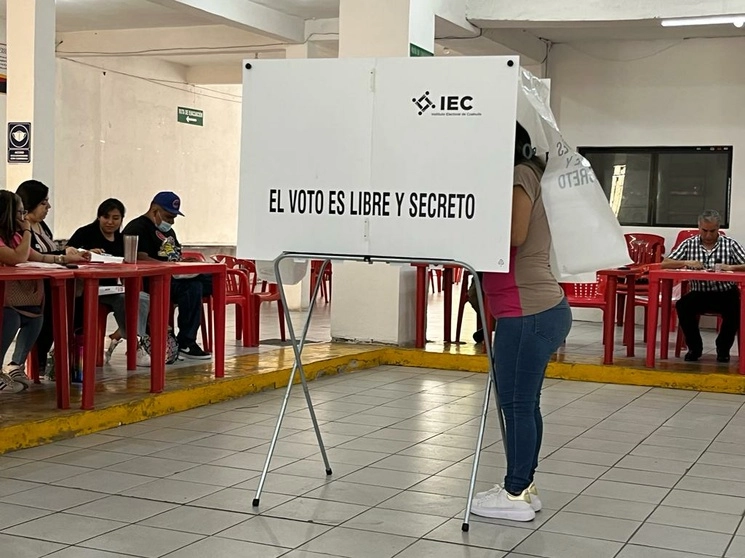 Una ciudadana vota en casilla de Saltillo, Coahuila, el 4 de junio de 2023. Foto Alma Muñoz