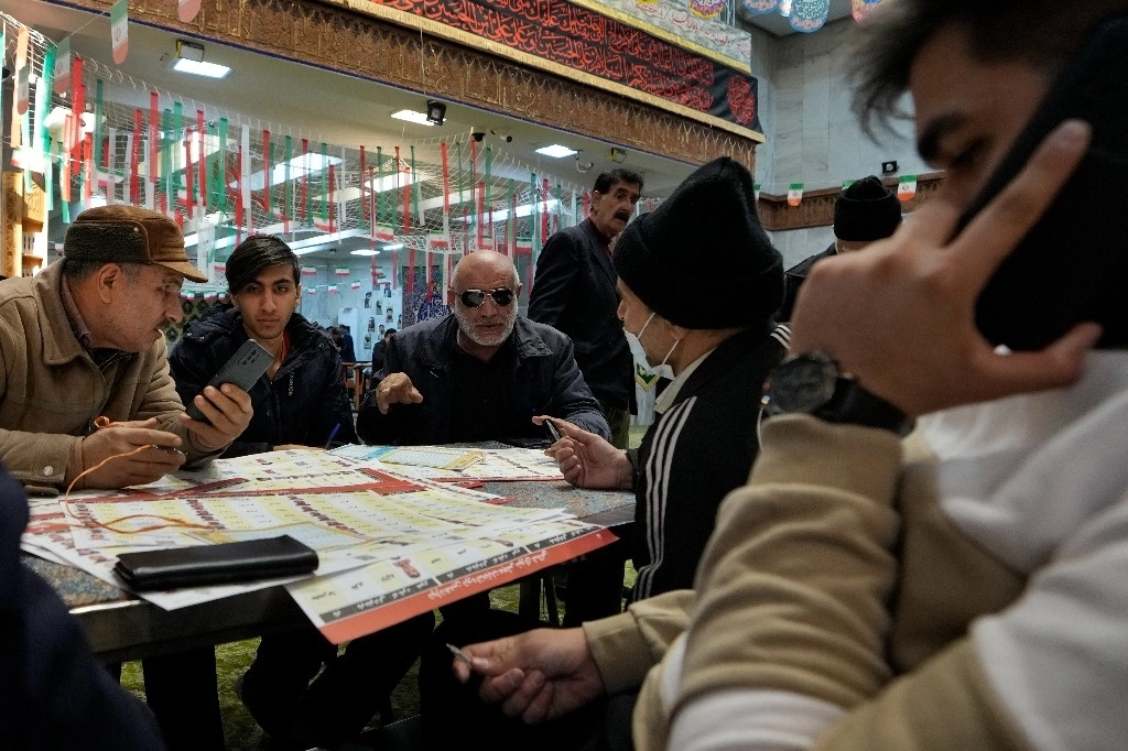 Los votantes llenan sus papeletas durante las elecciones parlamentarias y de la Asamblea de Expertos en un colegio electoral en Teherán, Irán, el viernes 1 de marzo de 2024. Foto Ap