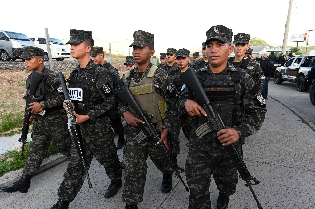 Soldados del Ejército caminan durante la prórroga del "estado de excepción" en Tegucigalpa el 4 de julio de 2024. Foto Afp