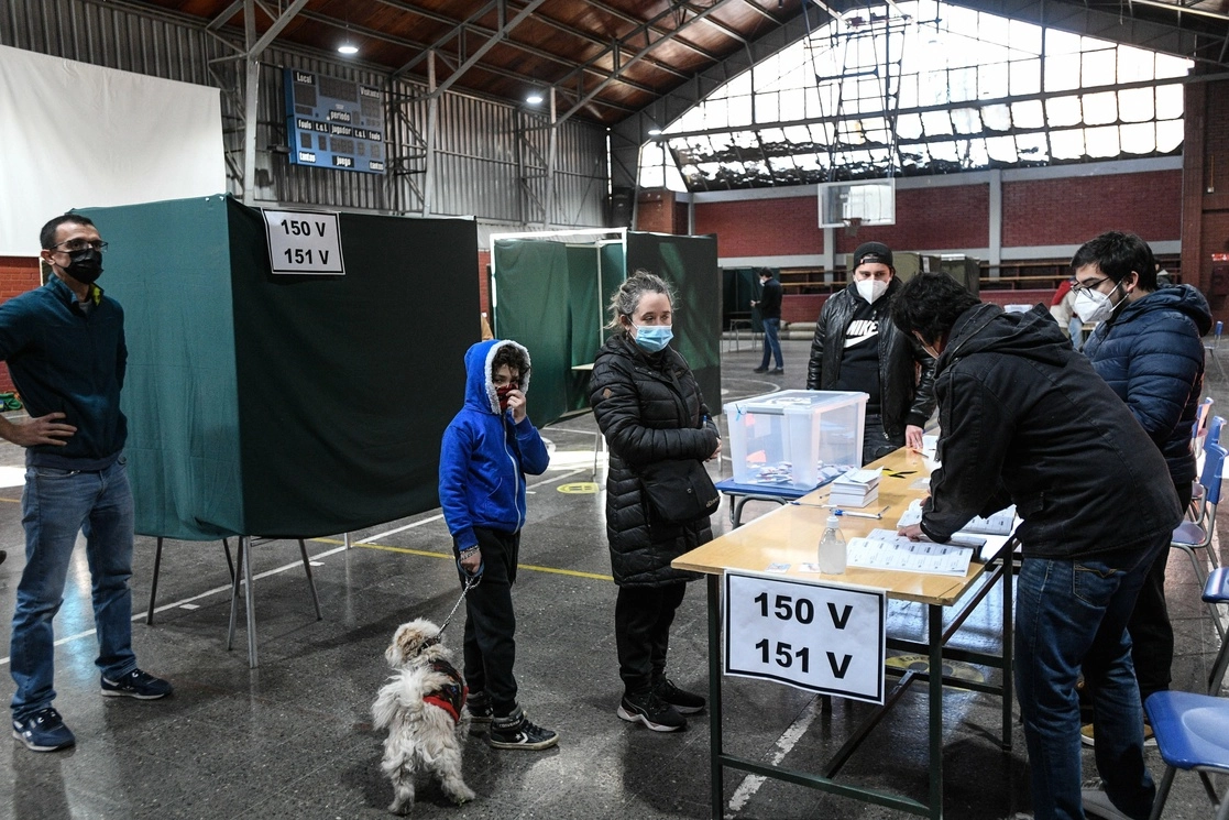 Una ciudadana se registra para emitir su voto durante las elecciones primarias previo a los comicios presidenciales que se realizarán en noviembre, en Santiago, capital de Chile, el 18 de julio de 2021.Foto Xinhua