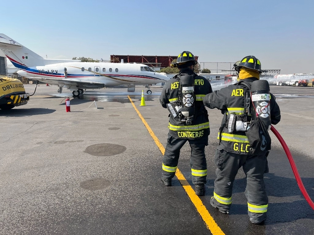 El objetivo del simulacro fue evaluar los planes de emergencia 
del aeropuerto y de la FGR. Imagen difundida por el AICM 