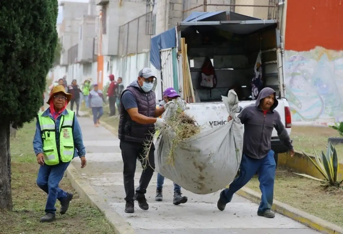 En el fraccionamiento Los Héroes Primera Sección, vecinos y trabajadores municipales realizaron limpieza de parques y espacios públicos de la zona. Foto 