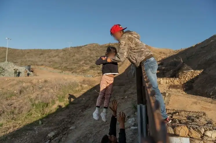 Migrantes cruzan la frontera entre México y Estados Unidos. Foto Ap / Archivo