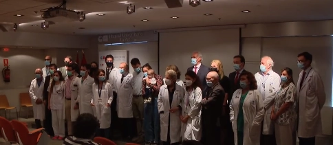 Equipo de médicos del Hospital Universitario La Paz de Madrid que realizó el trasplante de intestino a una niña de 13 meses. Foto Twitter @NoInvisibles
