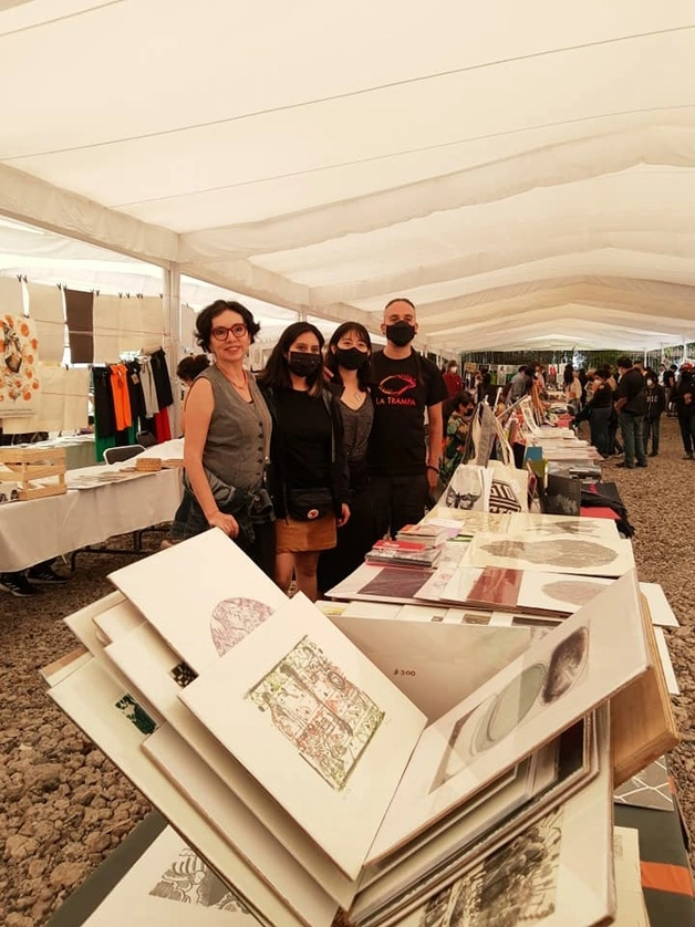 Visitantes al tianguis durante su clausura. Foto cortesía