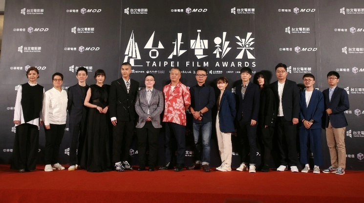 El equipo de la película "Detención" posa en la alfombra roja en el Festival de Cine de Taipei 2020 en Taipei, Taiwán, el sábado 11 de julio de 2020. Foto Ap