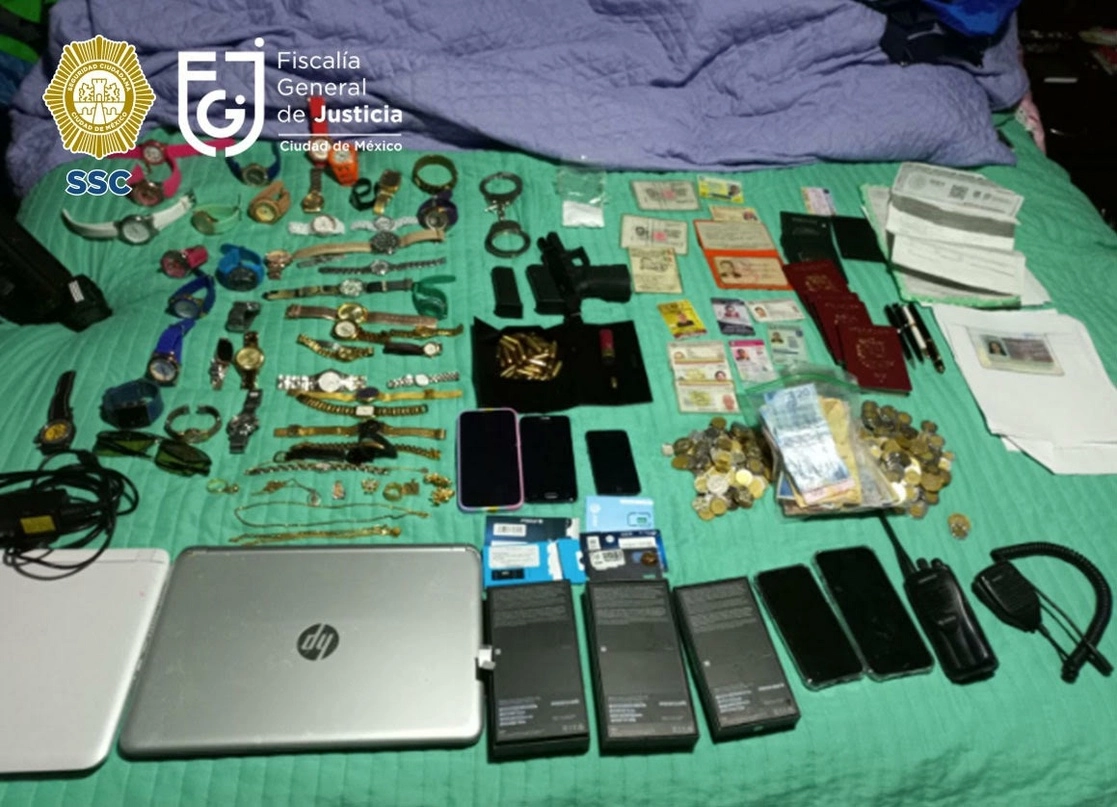 Las autoridades aseguraron droga, 20 equipos de telefonía celular, relojes, joyería, computadoras personales, un arma de fuego, 73 cartuchos útiles y documentación diversa.Foto cortesía FGJ
