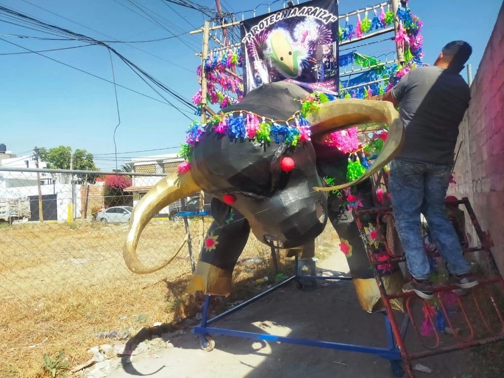 Decenas de puestos de antojitos mexicanos, bebidas, artesanías, música de tambora, esta noche visten la fiesta de los pirotécnicos. Foto La Jornada