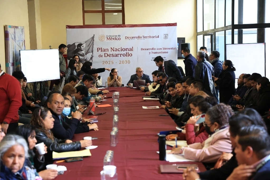Una de las tres mesas de trabajo que se instalaron, en donde participaron al menos 300 personas. Foto La Jornada de Oriente