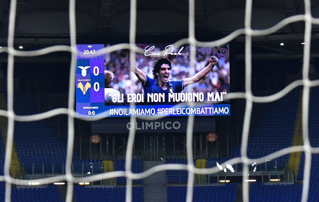 Miles pudieron despedirse de él, frente a su ataúd en capilla ardiente en el Stadio Menti. Foto Afp