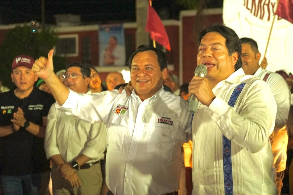 En su gira proselitista, Díaz Mena recibió el respaldo de cientos de personas de Tepakán y Motul -tierra donde nació Felipe Carrillo- con quienes se comprometió a mejorar los programas sociales para que nadie se quede sin los beneficios para que el bienestar sea para todas y todos. Foto Luis Boffil 