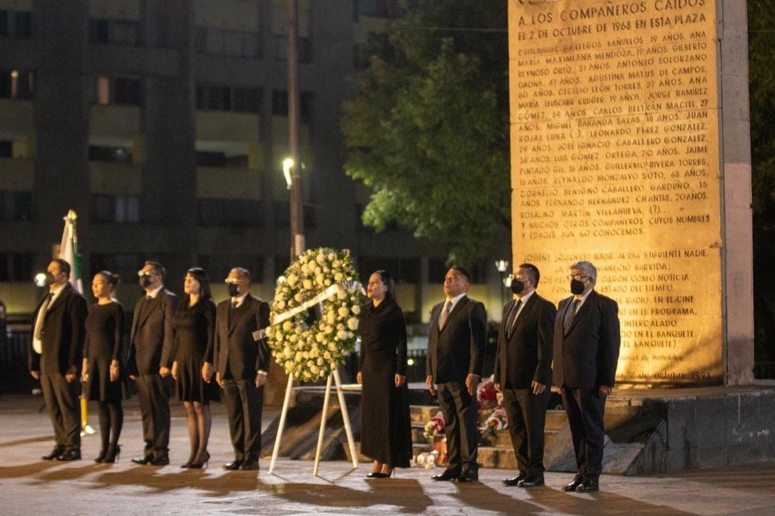 Conmemoración por el 2 de octubre en la Plaza de las Tres Culturas de la Unidad Habitacional Tlatelolco que fue encabezada por Sandra Cuevas. Foto Twitter @SandraCuevas_

