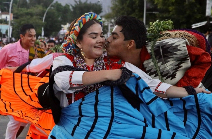  Integrantes de las 16 comunidades que integran las siete regiones de Oaxaca desfilaron en delegación, lo que marca el inicio de la Guelaguetza en Oaxaca. Foto Cuartoscuro