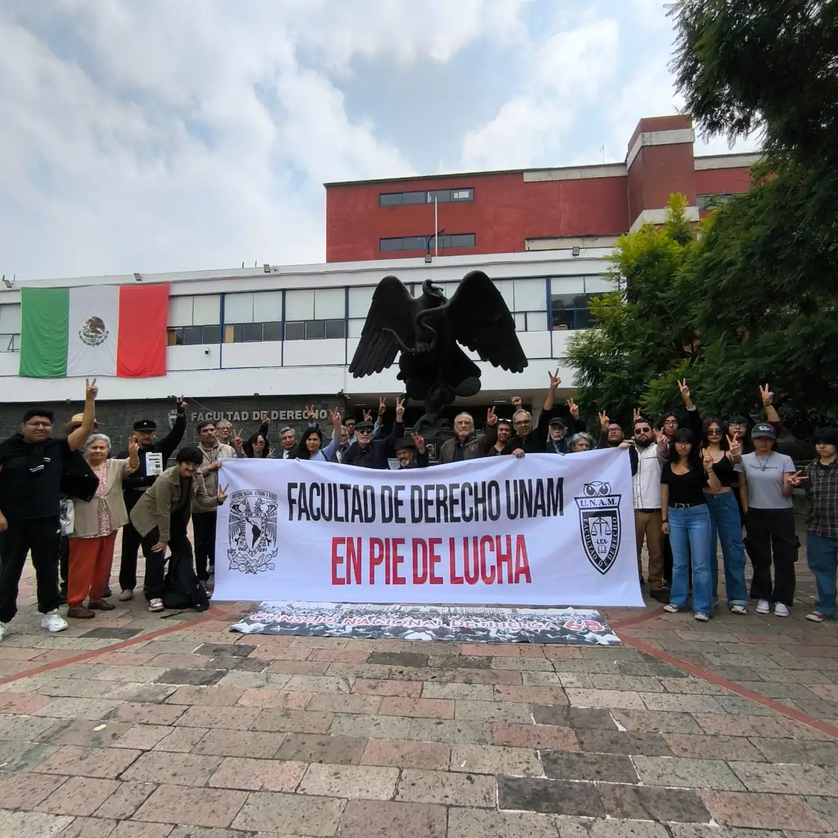 A dos días de su deceso, el pasado 30 de septiembre y justo este 2 de octubre, los alumnos y familiares colocaron flores y una fotografía en el águila que se encuentra en la explanada principal de esta facultad para recordar su militancia política en el movimiento estudiantil de hace 57 años.
