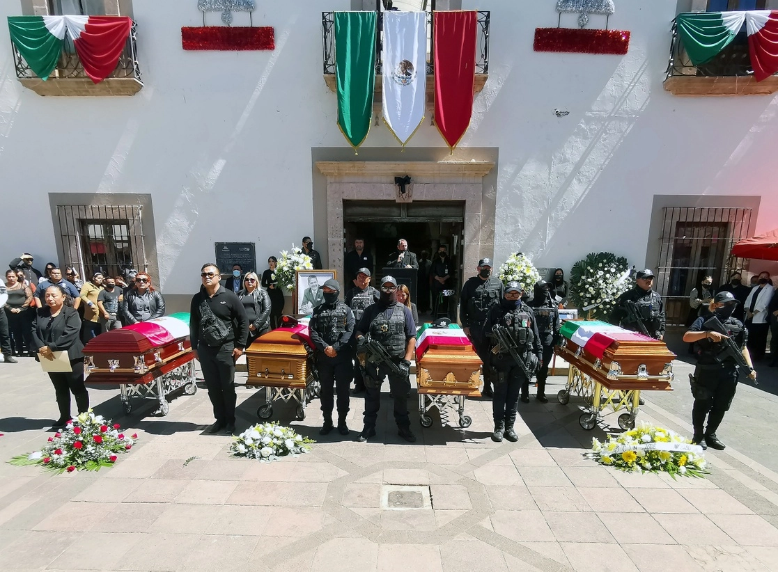 La corporación realizó un homenaje a los policías asesinados el pasado miércoles. Foto Alfredo Valadez