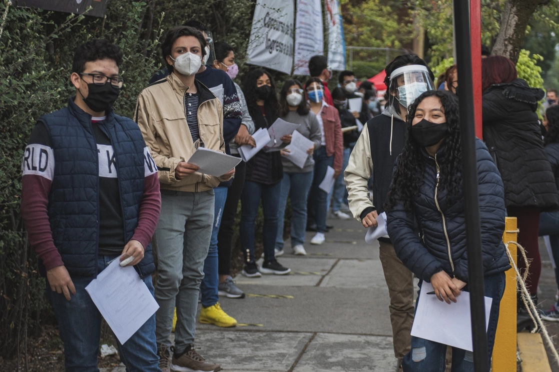 Jóvenes hacen fila para realizar examen de ingreso a la UNAM. Foto La Jornada