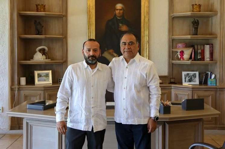 El ex gobernador de Guerrero, Héctor Astullo (der) junto con el ex delegado de FGR en esa entidad, Fernando García Fernández(izq). Foto tomada de redes sociales