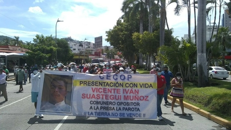 Marcha en Acapulco para exigir la aparición con vida de Vicente Suástegui Muñoz. Foto Héctor Briseño / Archivo