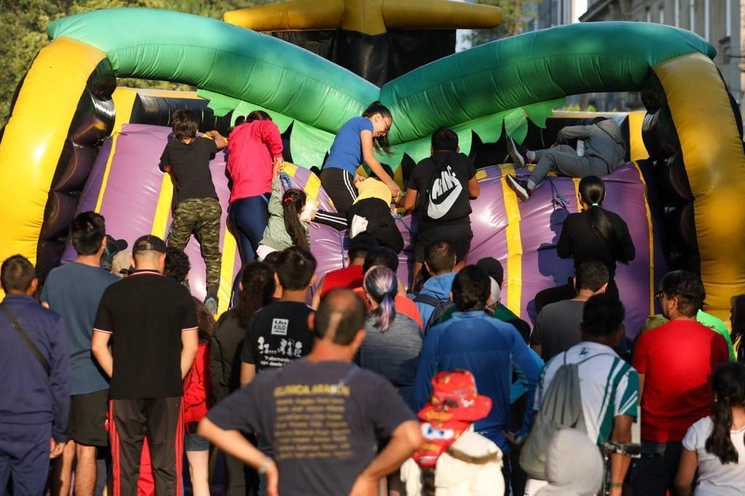 Los papás demostraron su capacidad y destreza para superar obstáculos y ayudar a sus hijos a hacer lo mismo. Foto cortesía alcaldía Cuauhtémoc 