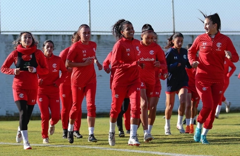 Mujeres futbolistas durante un entrenamiento. 