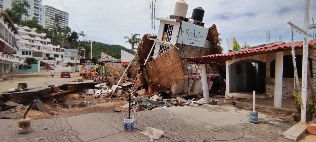 Elementos del Ejército Mexicano que ayudan en la limpieza de viviendas en el centro del poblado, mencionaron que este día han ayudado a limpiar 80 casas de agua, lodo, ramas y muebles húmedos. Foto Héctor Briseño
