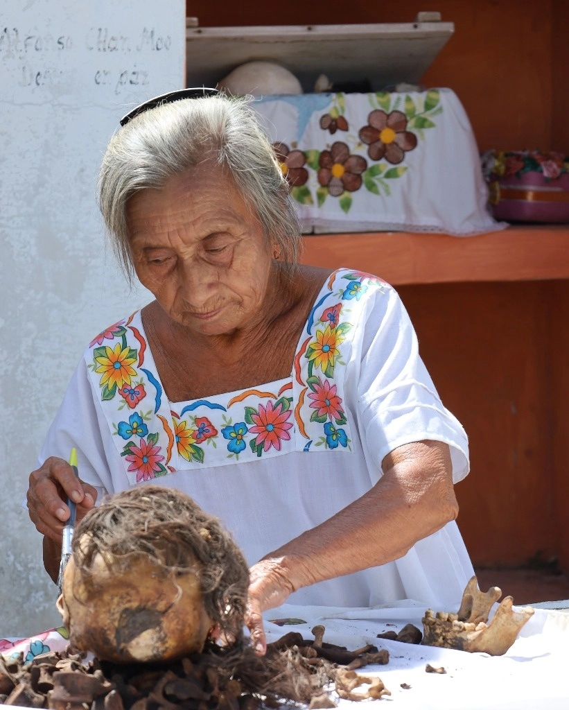 La primera limpieza se hace cuando el difunto cumple su tercer aniversario de muerto, se realiza la exhumación de los huesos y se le cambia a un osario, donde lleva un ropaje que consiste en una tela blanca con su nombre o las iniciales, decorada con ornamentos florales. Foto Fotos  Gerardo Jaso / La Jornada Maya 