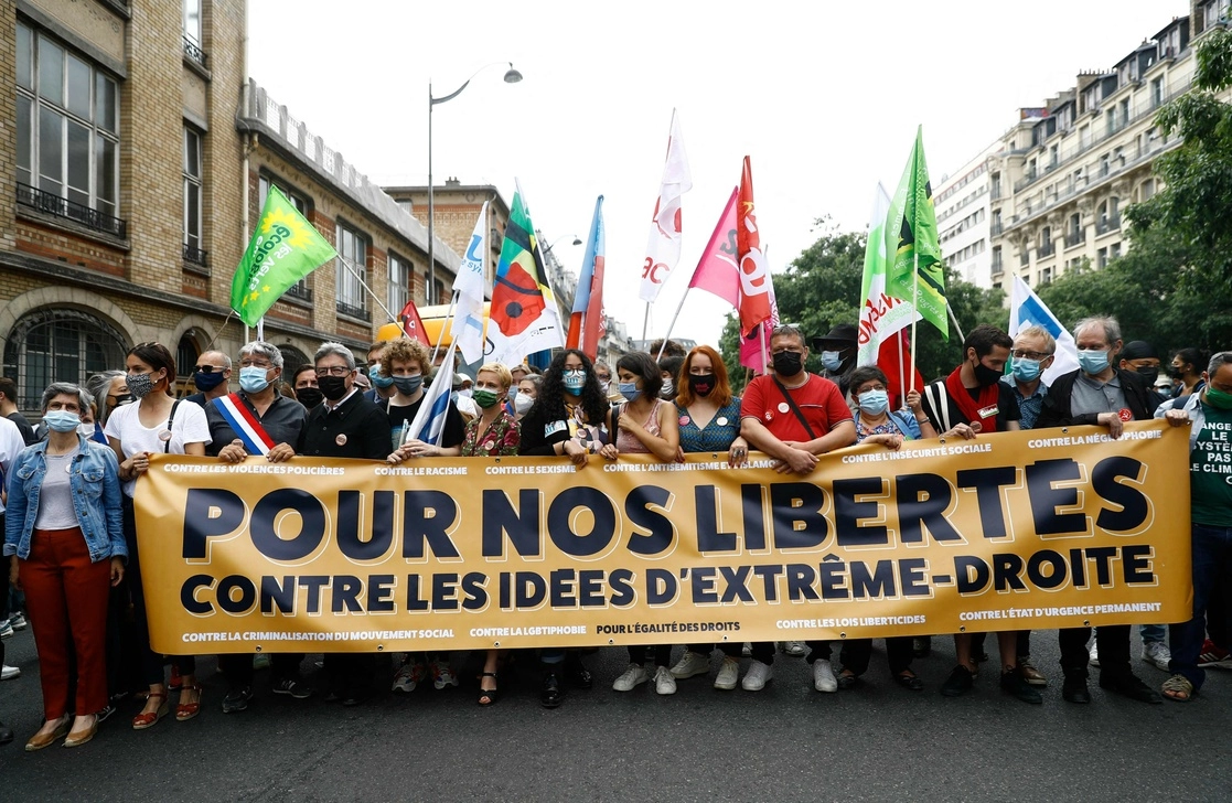 La "Marcha por la Libertad" fue convocada en París por varios organizaciones, asociaciones y sindicatos para "combatir las ideas de extrema derecha". Foto  Afp