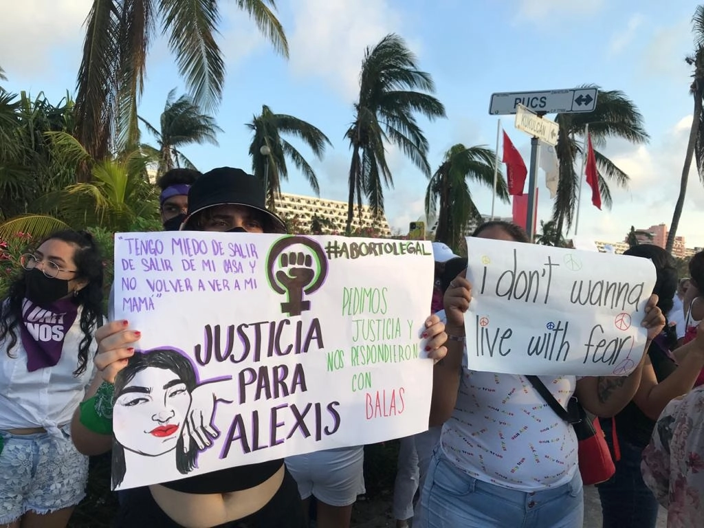 Unas treinta personas realizan una marcha pacífica en Cancún contra la violencia de género. Foto Patricia Vázquez