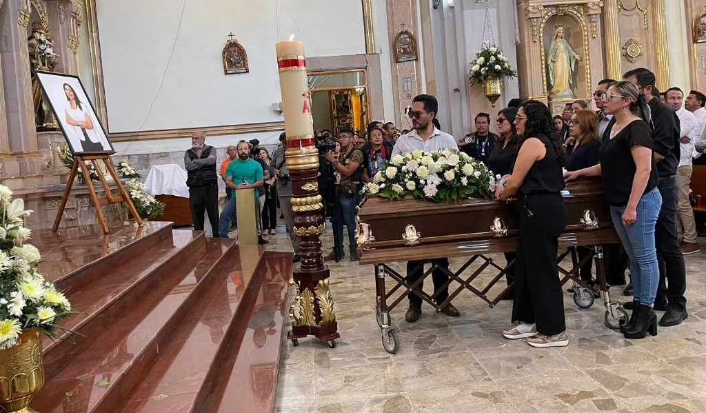 La misa de cuerpo presente de Gisela Gaytán se realiza en la Catedral de Celaya, Guanajuato. Foto Carlos García