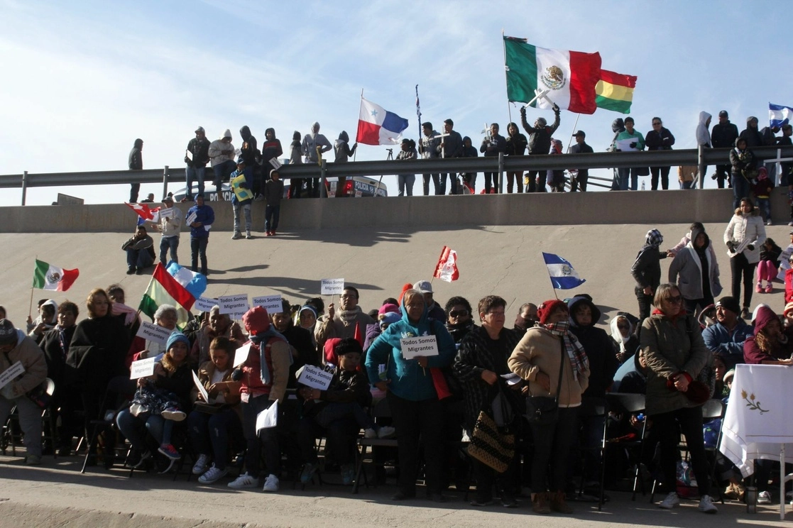 Misa binacional realizada el 2 de noviembre de 2019 al costado del Puente Negro, en Ciudad Juárez, Chihuahua. Foto Cuartoscuro / Archivo