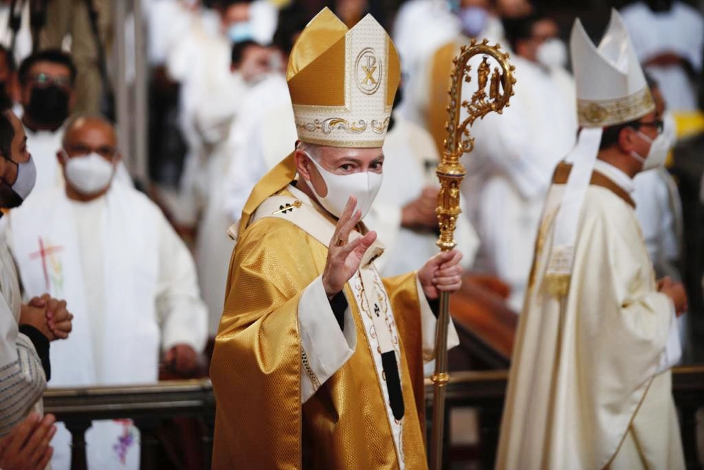 El cardenal Carlos Aguiar ofrece Misa Crismal en la Catedral Metropolitana, en el Centro Histórico capitalino, el 14 de abril de 2022. Foto Guillermo Sologuren