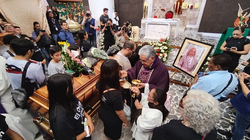 Al término de la misa, el sacerdote Benjamín Jiménez preguntó a la familia de Alejandro que si quería dar un mensaje. Hablaron la mamá y la hermana. Foto Carlos García 