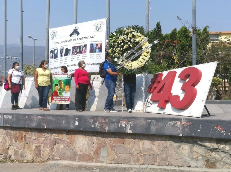 Los estudiantes de Ayotzinapa y los familiares de los tres jóvenes asesinados en Iguala en septiembre de 2014 colocaron una ofrenda floral en el antimonumento a los 43. Foto Sergio Ocampo 