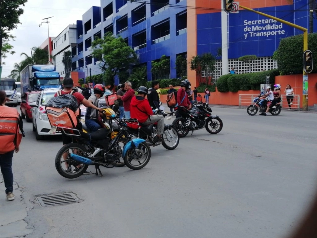Este jueves por tercer día consecutivo las y los motociclistas irregulares volvieron a cerrar el acceso de la autopista México-Cuernavaca dirección Cuernavaca. Foto Rubicela Morelos