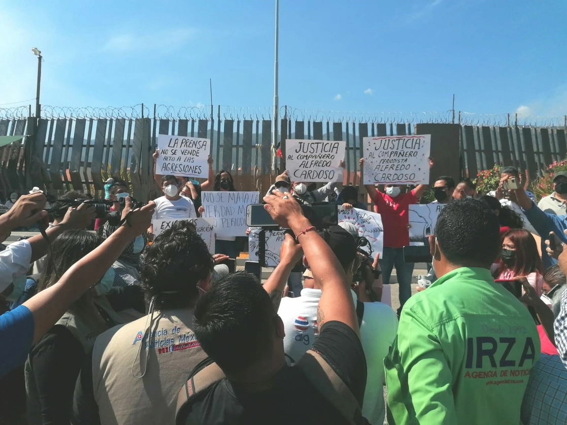 Periodistas de Chilpancingo protestaron frente al Palacio de Gobierno exigiendo justicia, y respeto a su trabajo, el 3 de noviembre de 2021. Foto Sergio Ocampo 