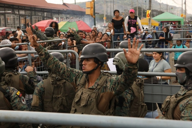 Familiares de los reclusos piden información después de los enfrentamientos mortales en la Penitenciaría del Litoral, en Guayaquil, Ecuador, el 25 de julio de 2023. Foto Ap