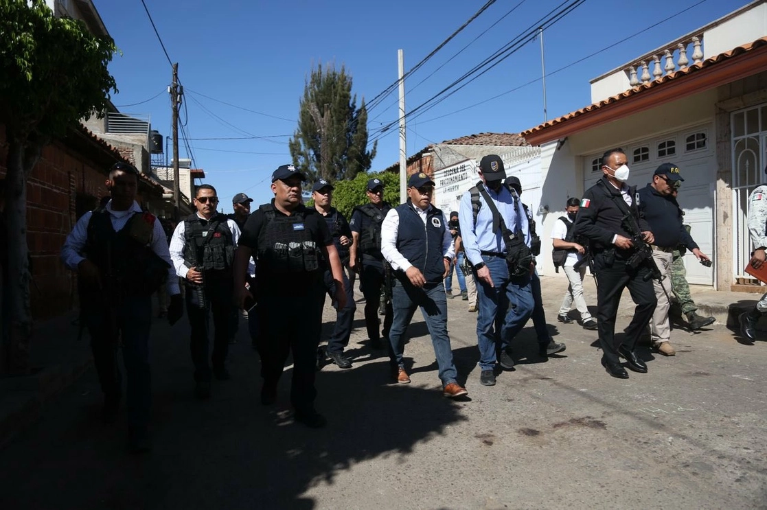 Operativo de seguridad en la localidad de San José de Gracia por parte del Ejército y la Guardia Nacional, ayer. Foto tomada del Twitter de @SSeguridad_Mich 