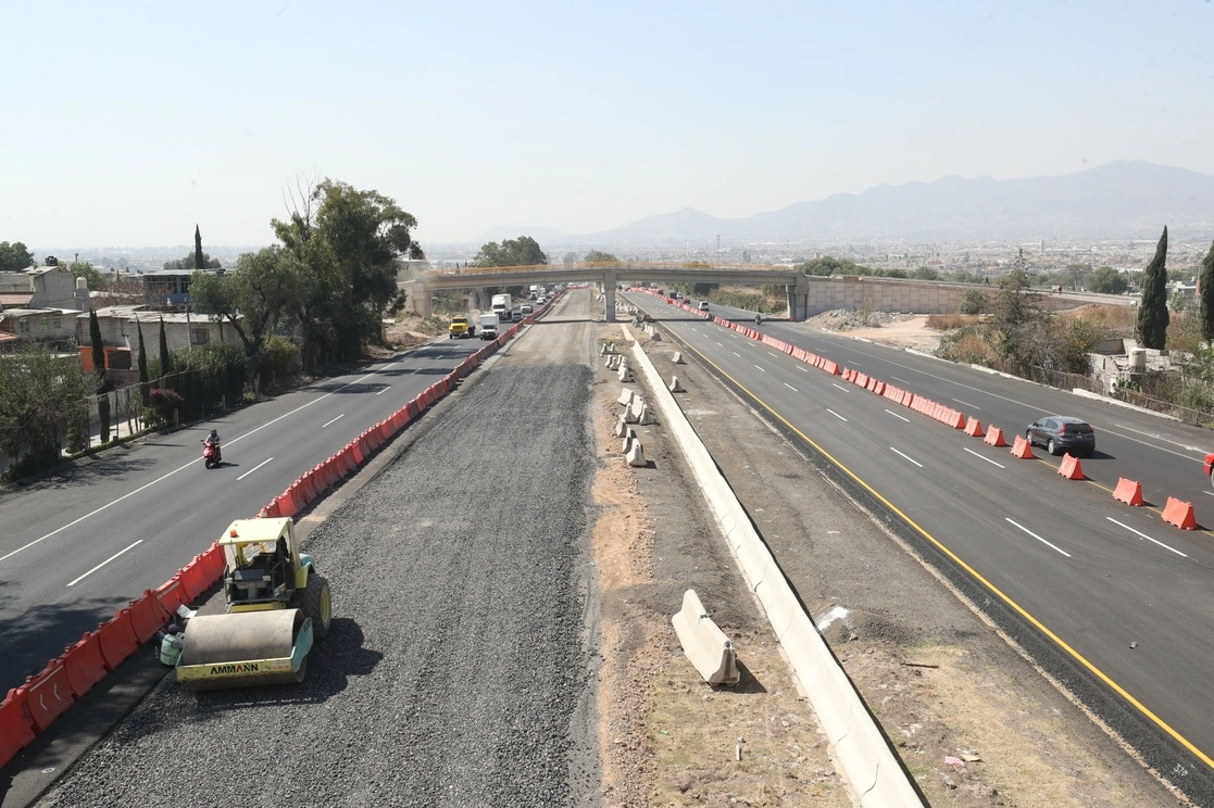 Obras en la autopista México-Pachuca hacia el Aeropuerto Internacional Felipe Ángeles. Foto Luis Castillo / Archivo