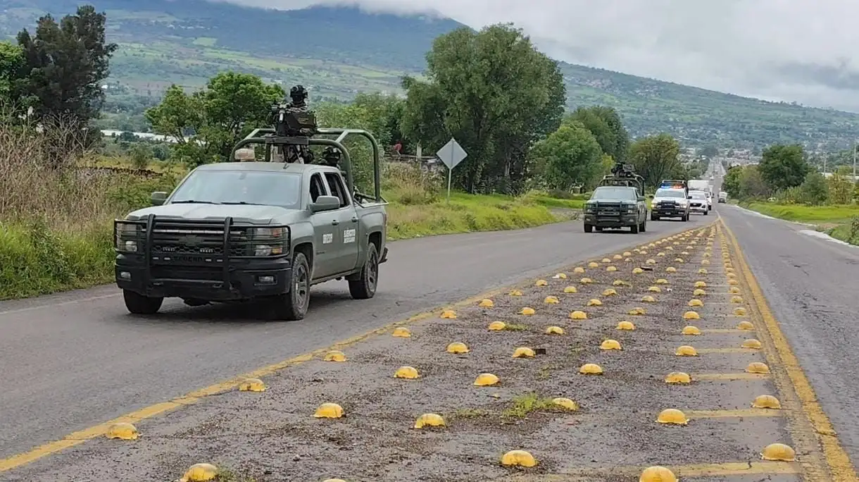 Durante la acción aseguraron equipo táctico, cinco fusiles de asalto, cuatro granadas de mano, un lanzagranadas y más de 500 cartuchos útiles, así como 10 vehículos uno de ellos con blindaje. Foto 